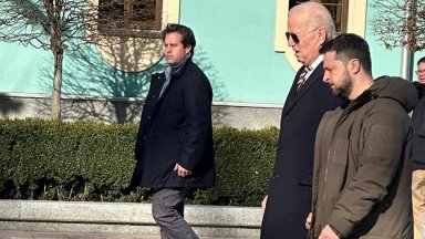 Американският президент Джо Байдън пристигна изненадващо в украинската столица Киев  
Видеокадри