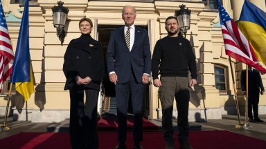 Американският президент Джо Байдън пристигна изненадващо в украинската столица Киев