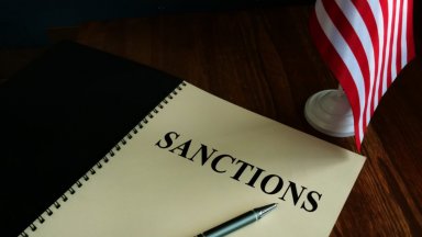Санкциите са насочени срещу осем физически лица които оказват помощ