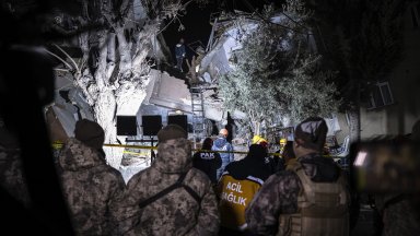 Загинали, ранени, затрупани и разрушения след 3 нови силни земетресения в Южна Турция (видео)