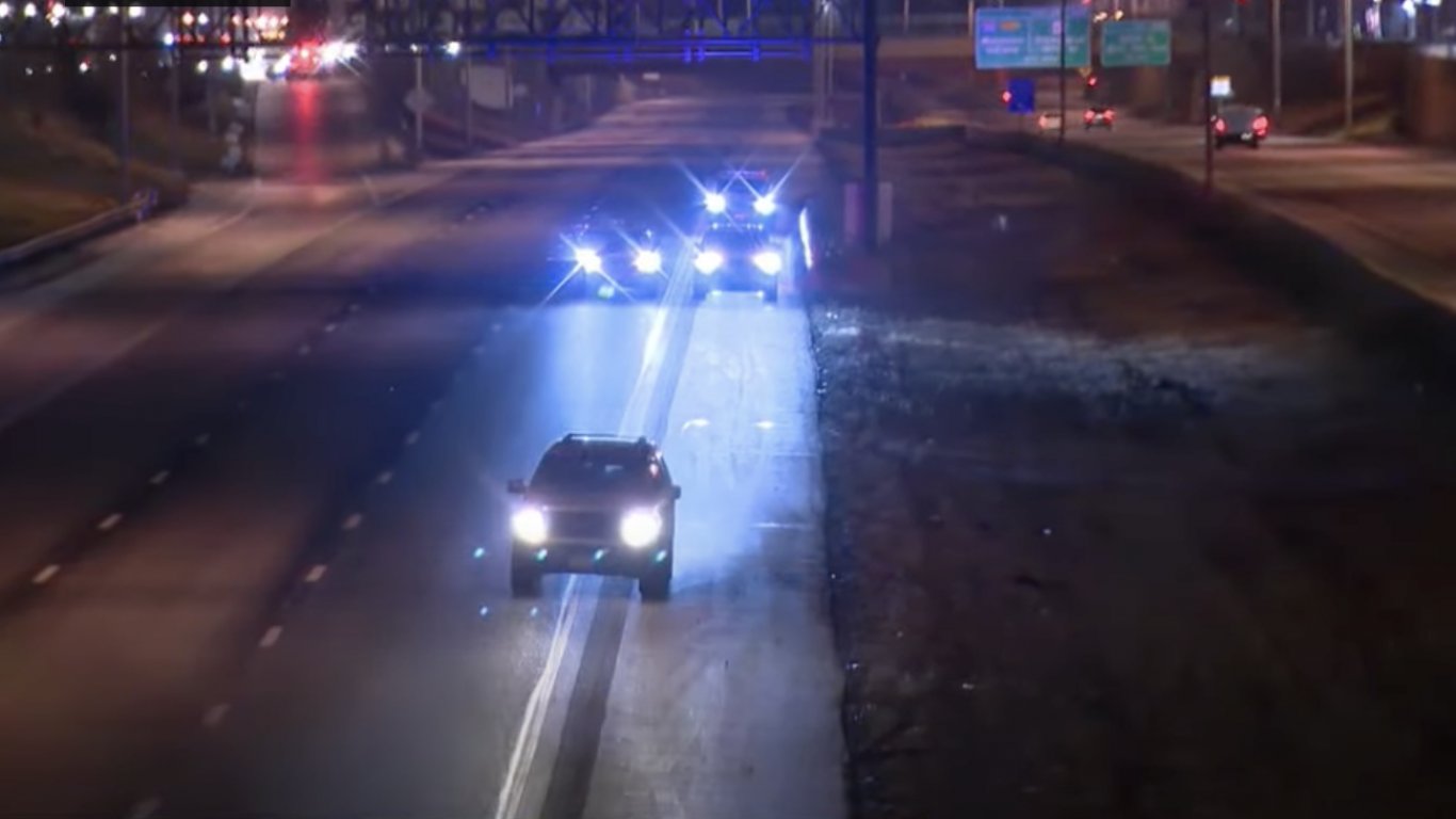 Двама тийнейджъри и бебе загинаха при стрелба на магистрала в Чикаго (видео)