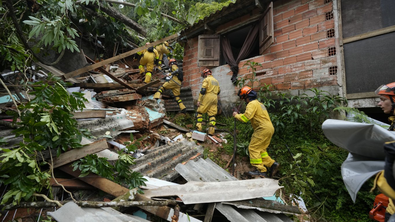 40  жертви на наводненията в Бразилия, Лула да Силва разгледа от хеликоптер щетите (снимки)