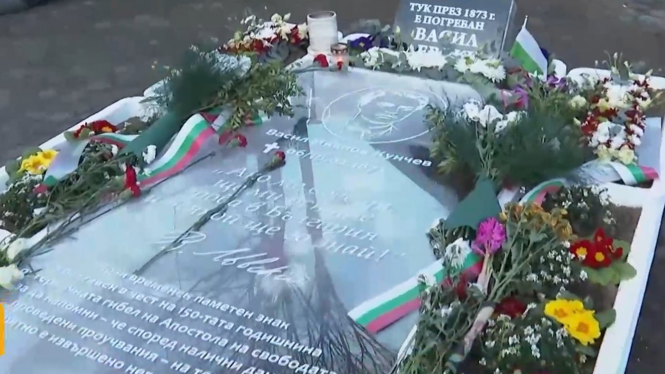 "Гробът на Левски" се появи на две паркоместа в София 