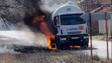 Евакуация в димитровградско село, след като цистерна с газ пламна в движение (видео/снимки)