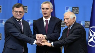 НАТО призова Русия да не се изтегля от договора за