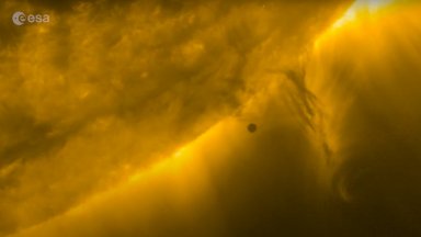 Заснеха Меркурий да "плува" на фона на Слънцето