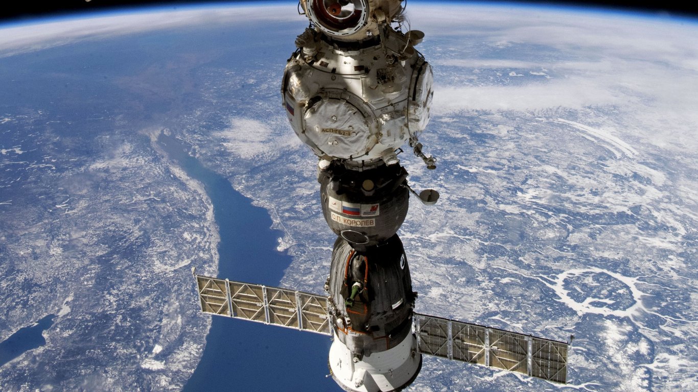 Руски космонавти излязоха на първата си за годината космическа разходка