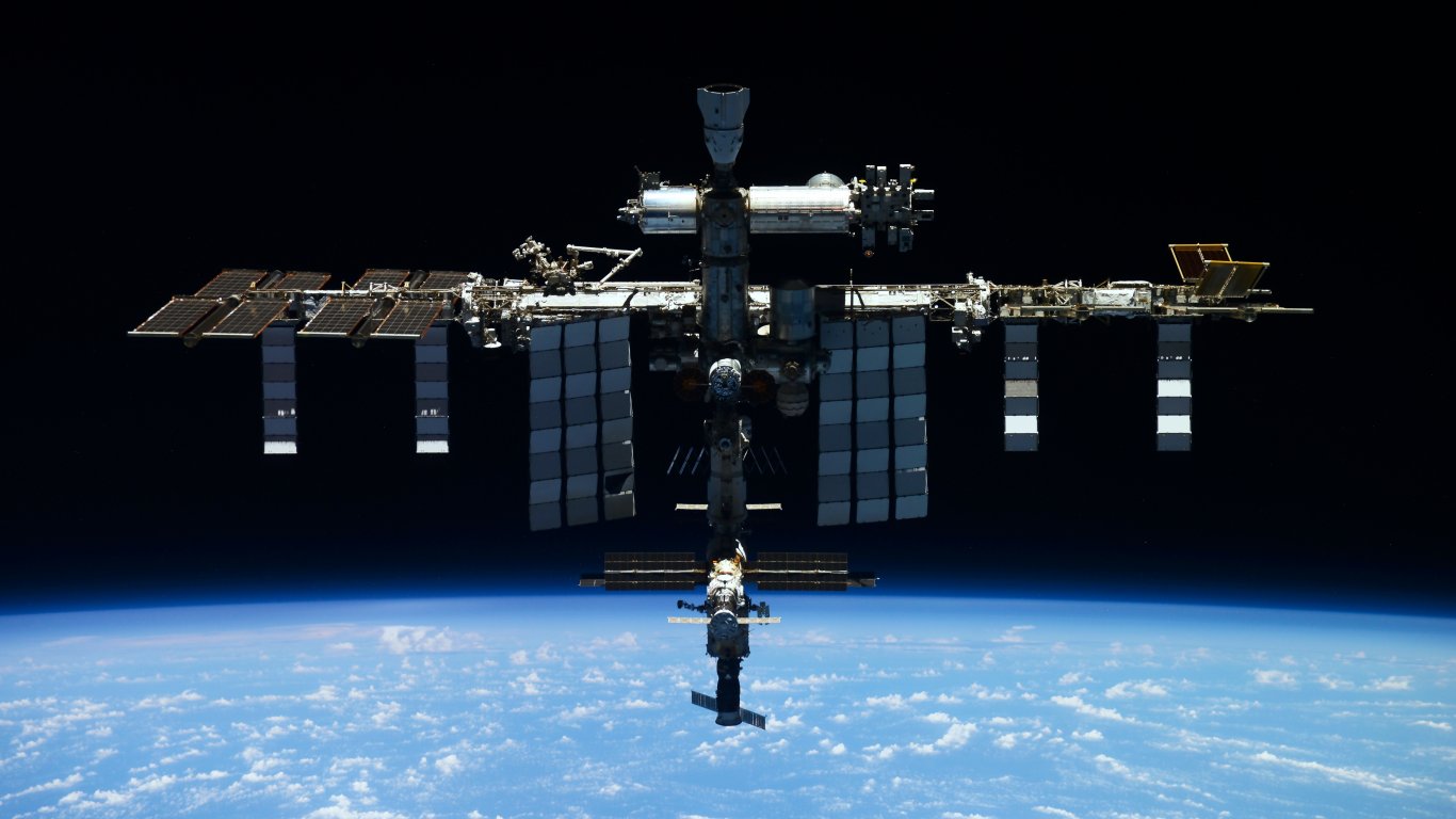 Орбитата на МКС е коригирана, за да се избегне сблъсък с летящи отломки