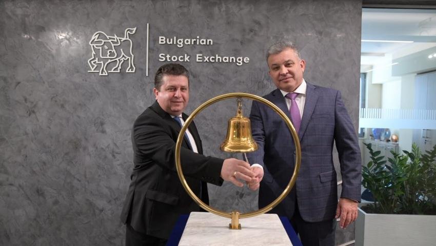 Васил Големански (вляво), заместник-председател на Съвета на директорите на БФБ, и Желез Георгиев, изпълнителен директор и основател на Елмарк Инвест, удрят камбаната за старта на търговията с акции на Елморк Инвест