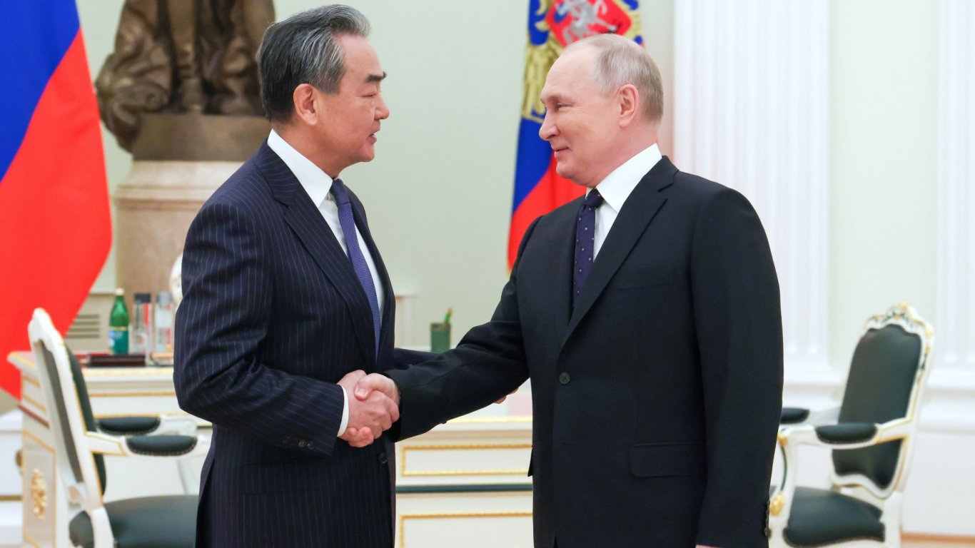 Путин за китайско-руските отношения на среща с Ван И: Достигаме нови върхове (видео)