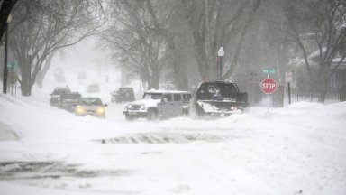 Силни снежни бури донесоха сняг, мощни ветрове и сковаващ студ в САЩ (снимки)