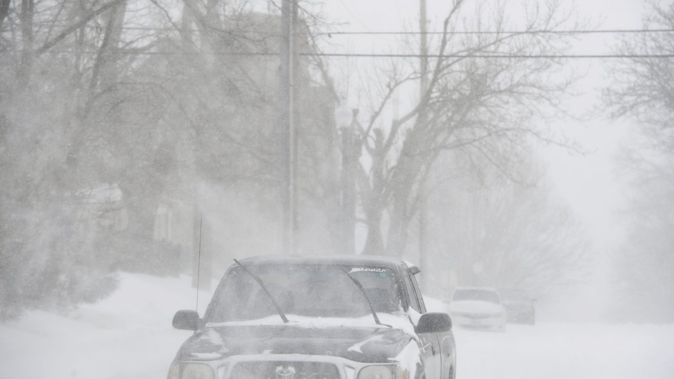Три метра тежък сняг в Аляска изненадаха дори местните жители