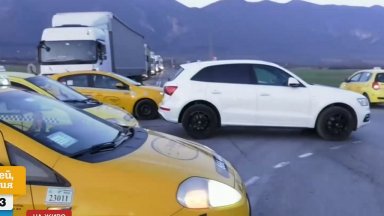 Колеги и роднини на таксиметровия шофьор който загина във вторник