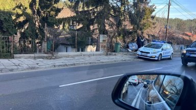 Шофьор на лек автомобил буквално влетя в двор на къща