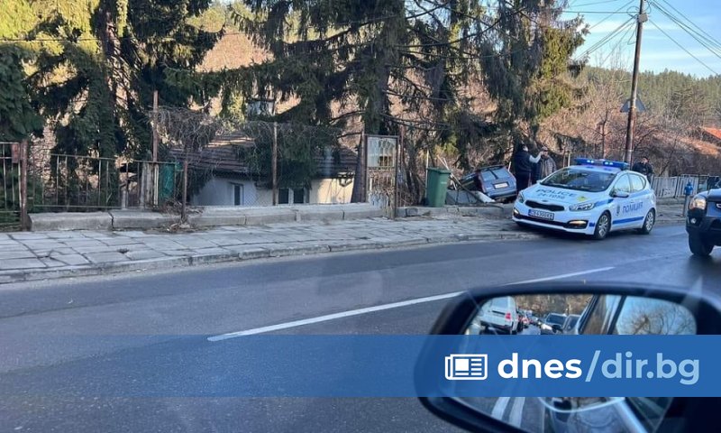 Шофьор на лек автомобил буквално влетя в двор на къща