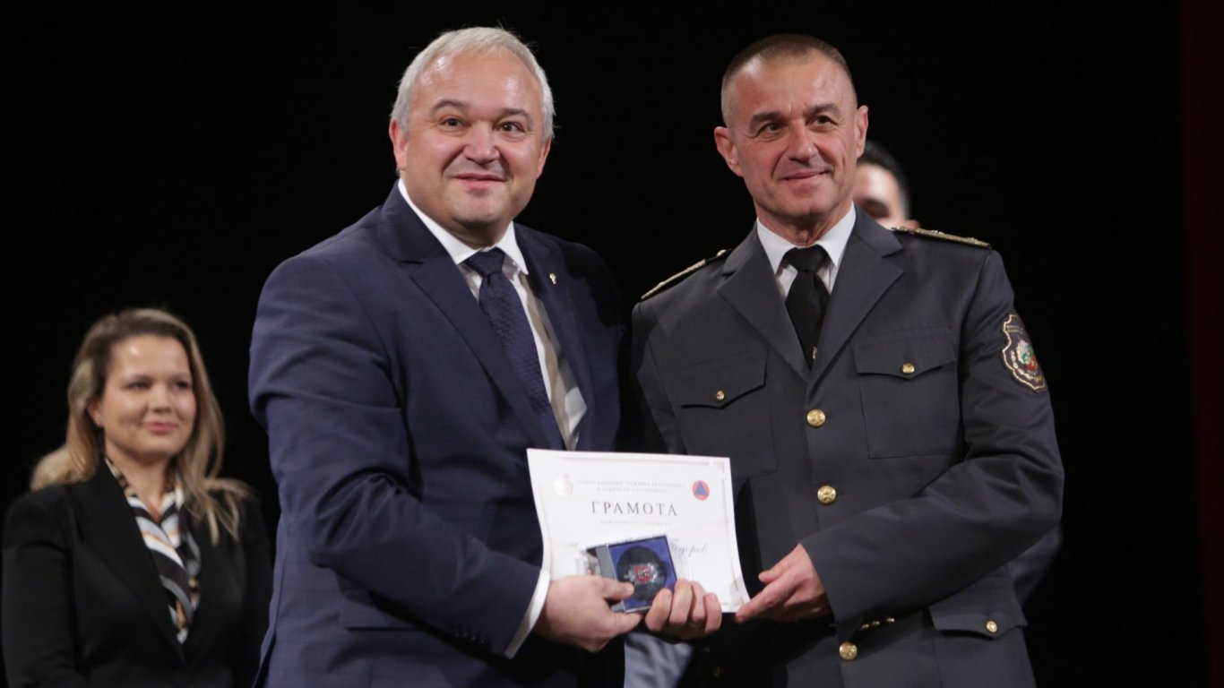 "Героизъм в мирно време": Раздадоха отличията "Пожарникар на годината" (снимки/видео)