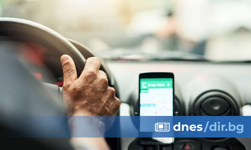 Две таксита са спрени от движение след полицейската операция срещу