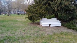 Общински инспектори откриха диван до Пантеона в Бургас (снимки)