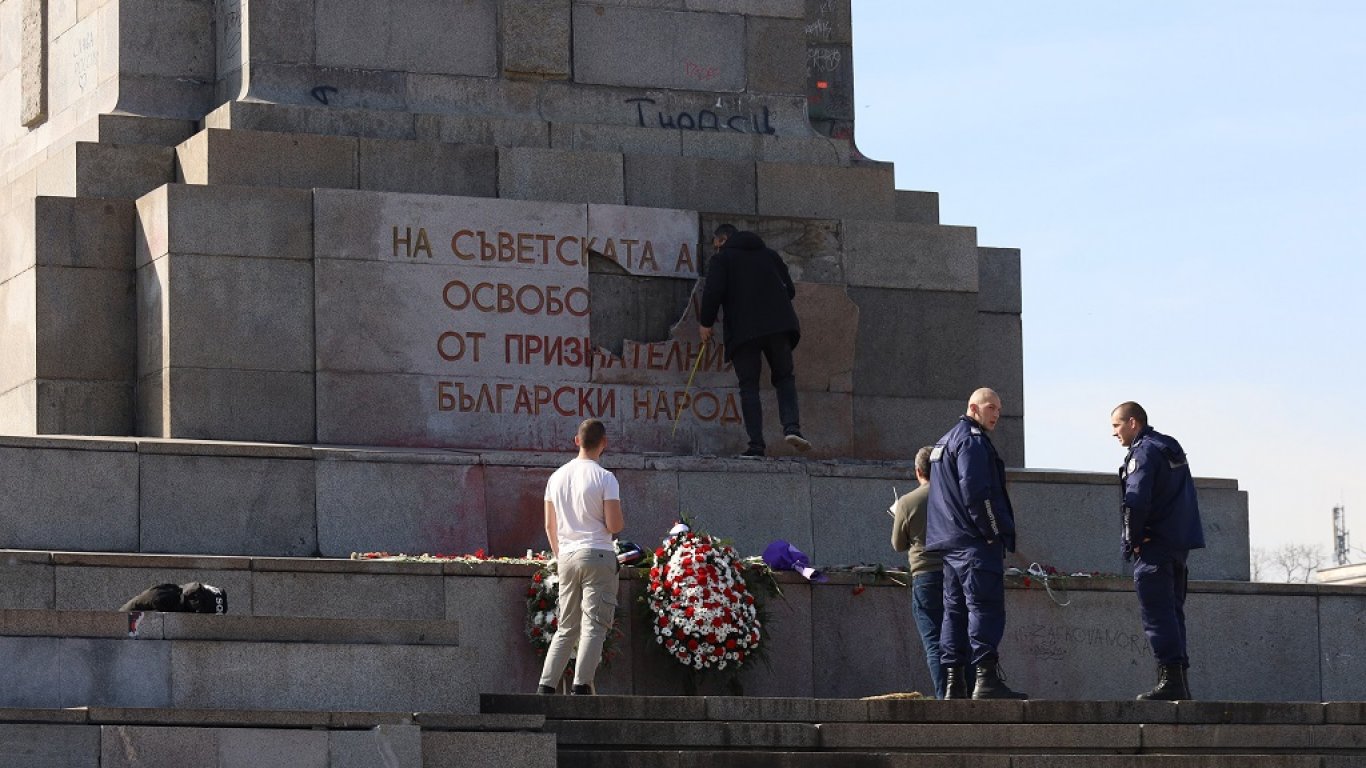 Митрофанова за разбития с чук Паметник на Съветската армия: Сляпа агресия и безпаметство