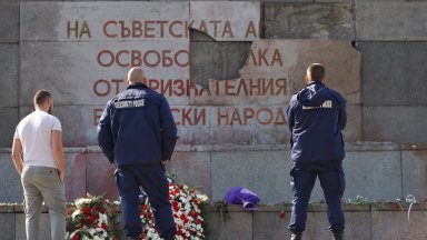 Една от фронталните плочи на Паметника на Съветската армия в