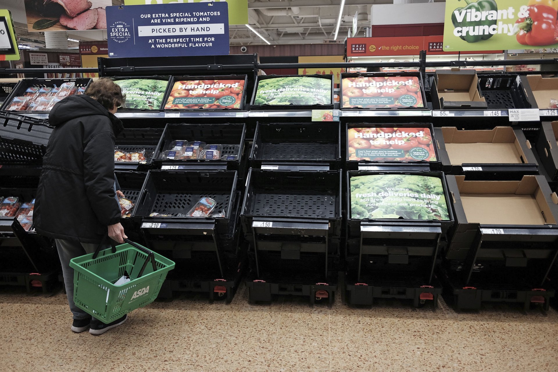 Празни рафтове в супермаркет "Асда" в Източен Лондон на 21 февруари
