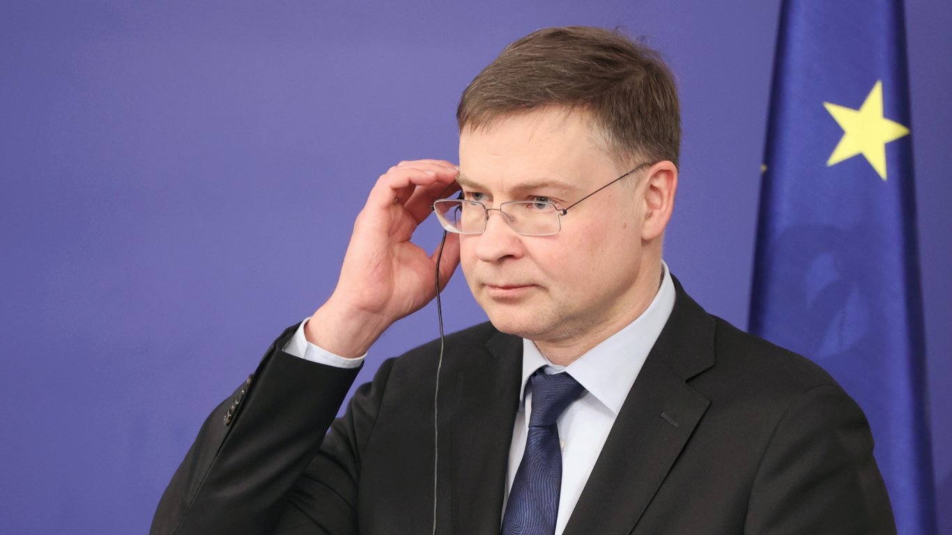 Домбровскис: Днес е добър ден за еврозоната, става по-силна с България