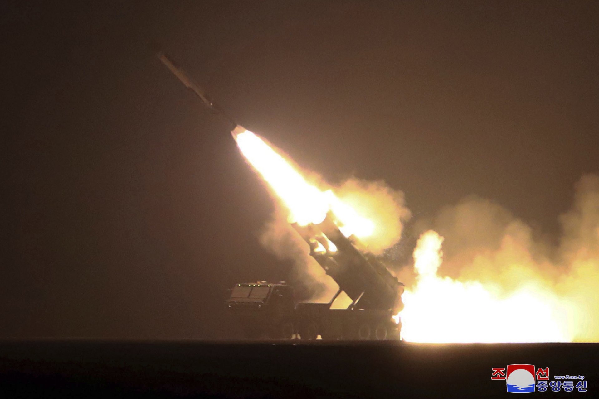 Снимката на изстрелването на една от ракетите е разпространена от севернокорейското правителство на 23 февруари