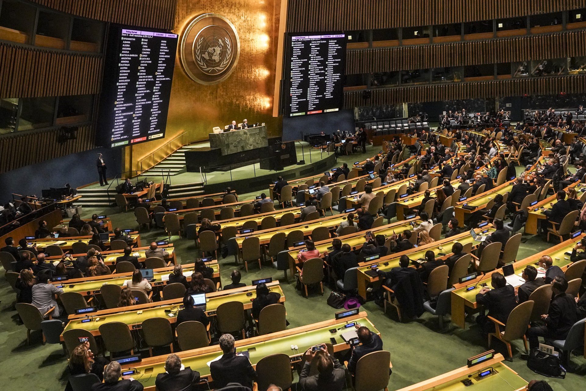 Общото събрание на ООН пък прие с огромно мнозинство необвързваща резолюция, с която призова Русия да прекрати военните си действия в Украйна и да изтегли войските си