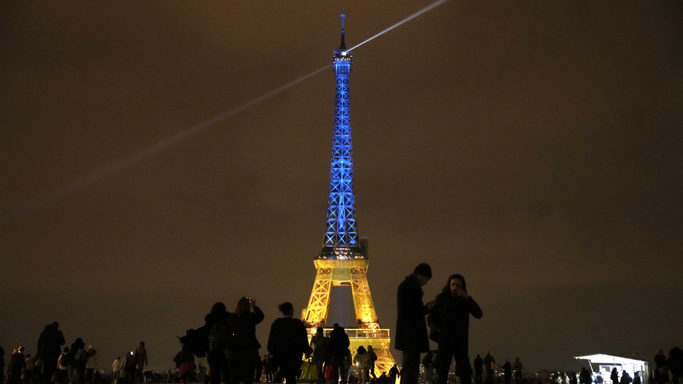 От Айфеловата кула до Трафалгар - светът осъмна в синьо и жълто в знак на солидарност (снимки)