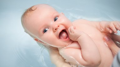 Колко често трябва да къпете новородено