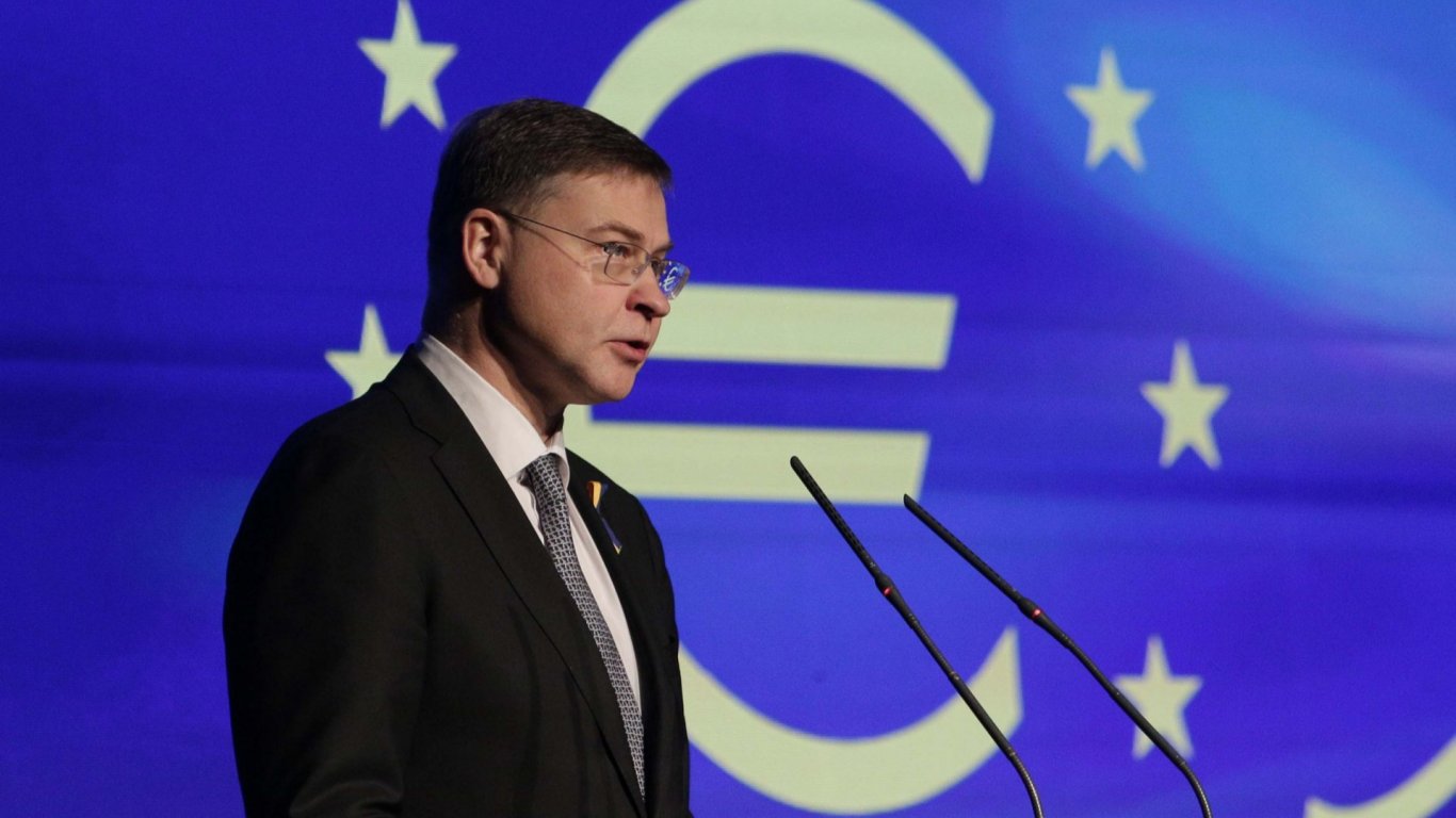 Домбровскис: Еврозоната е нещо много повече от замяната на лева с евро
