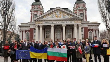 С обща снимка пред народния театър Иван Вазов в София