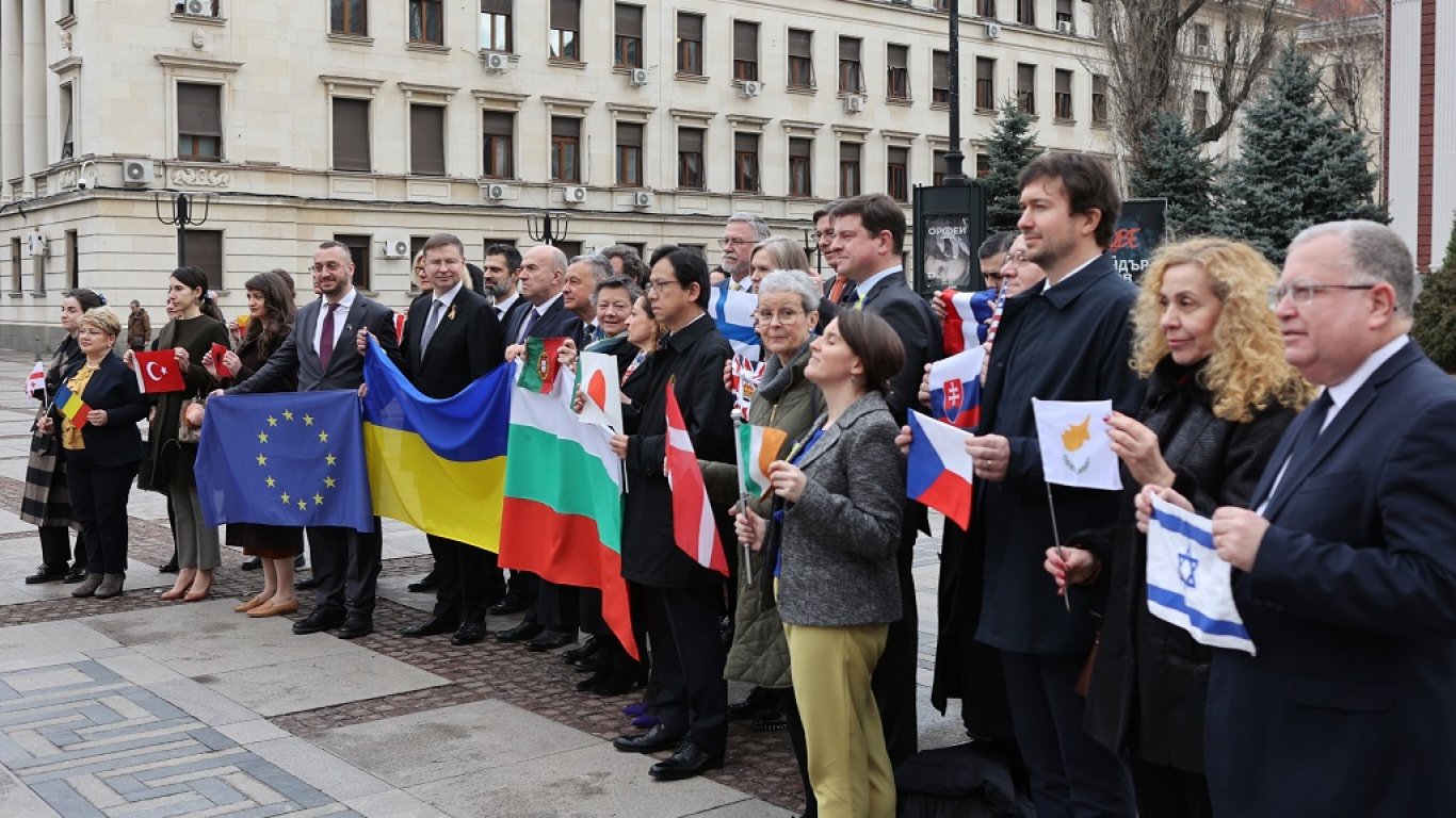 Посланици се снимаха пред Народния театър в подкрепа на Киев, протест пред руското посолство