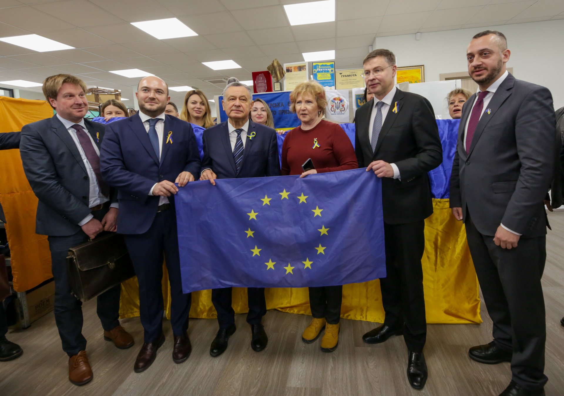 Домбровскис посети и хуманитарния център на Сдружението на украинските организации в България "Мати Украйна". 