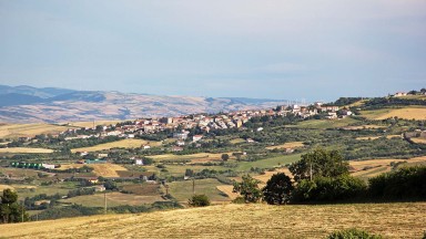 Пореден италиански град продава къщи за 1 евро