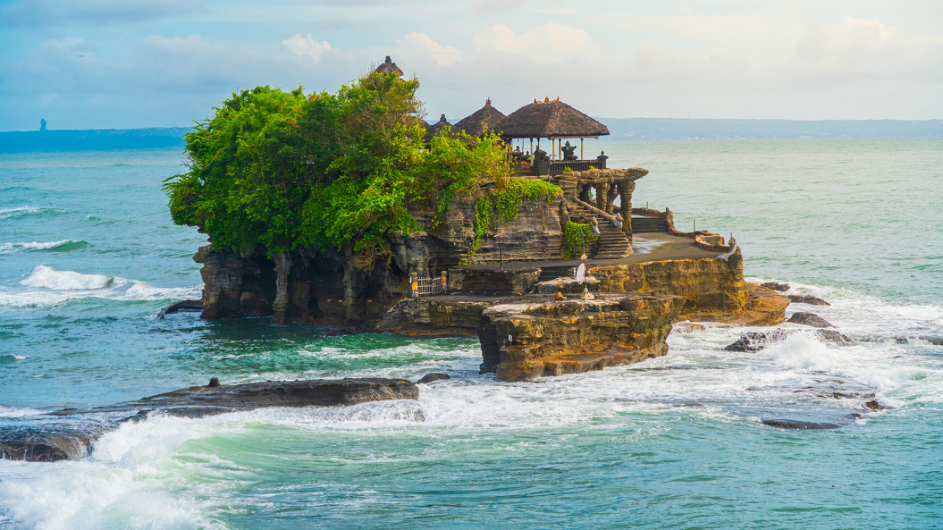 Бали забранява на туристите голотата и секса на свещени места