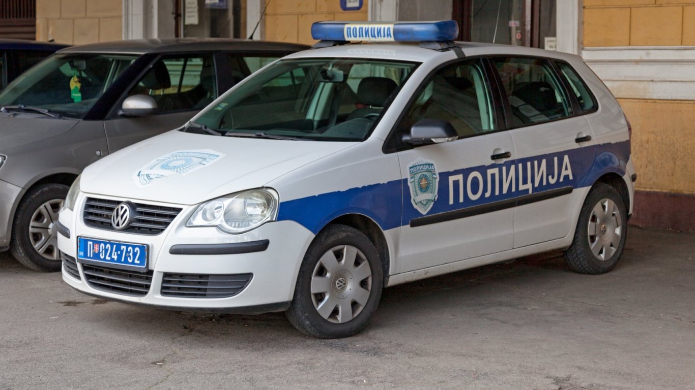 Арестуваха 4 българи, замеряли с бутилки и лост автобус на сръбска магистрала