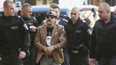 С шапка слънчеви очила пура в устата и фланелка на