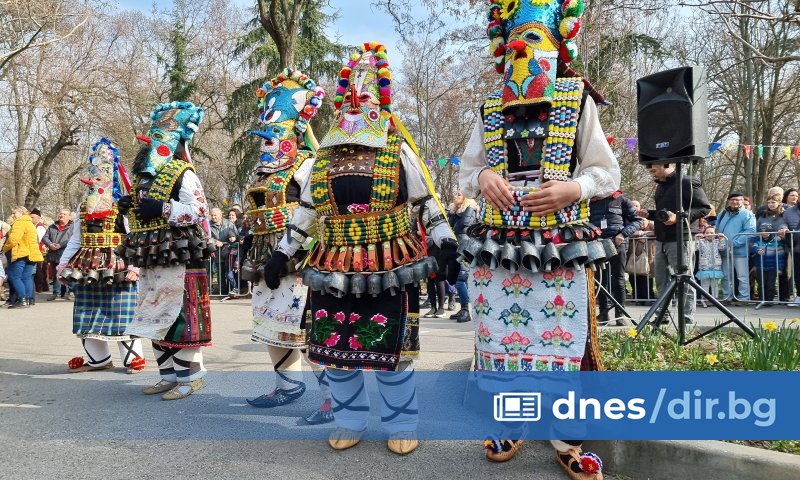 Трети ден в Ямбол продължава Международния маскараден фестивал Кукерландия, който