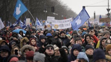 Няколко хиляди души се събраха днес пред Бранденбургската врата в