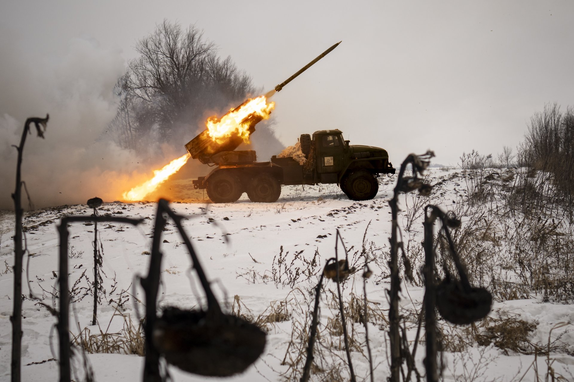 Украински военни стрелят по руски позиции (снимка архив)