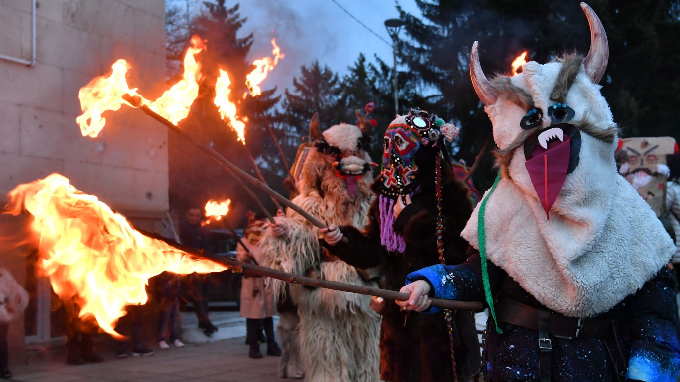 Ако искате да видите как се въртят уруглювици отидете в Троян за Сирни Заговезни