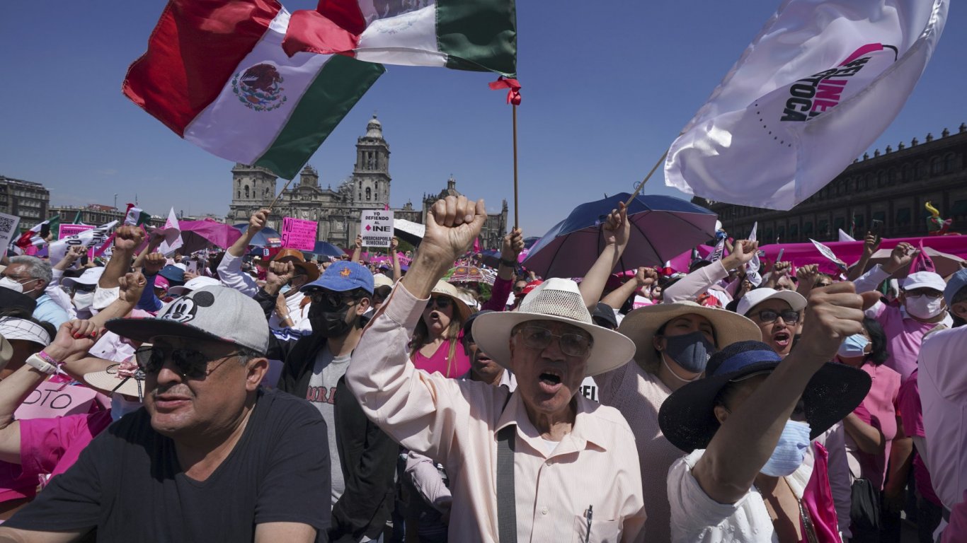 Половин милион мексиканци излязоха на протест в защита на демокрацията