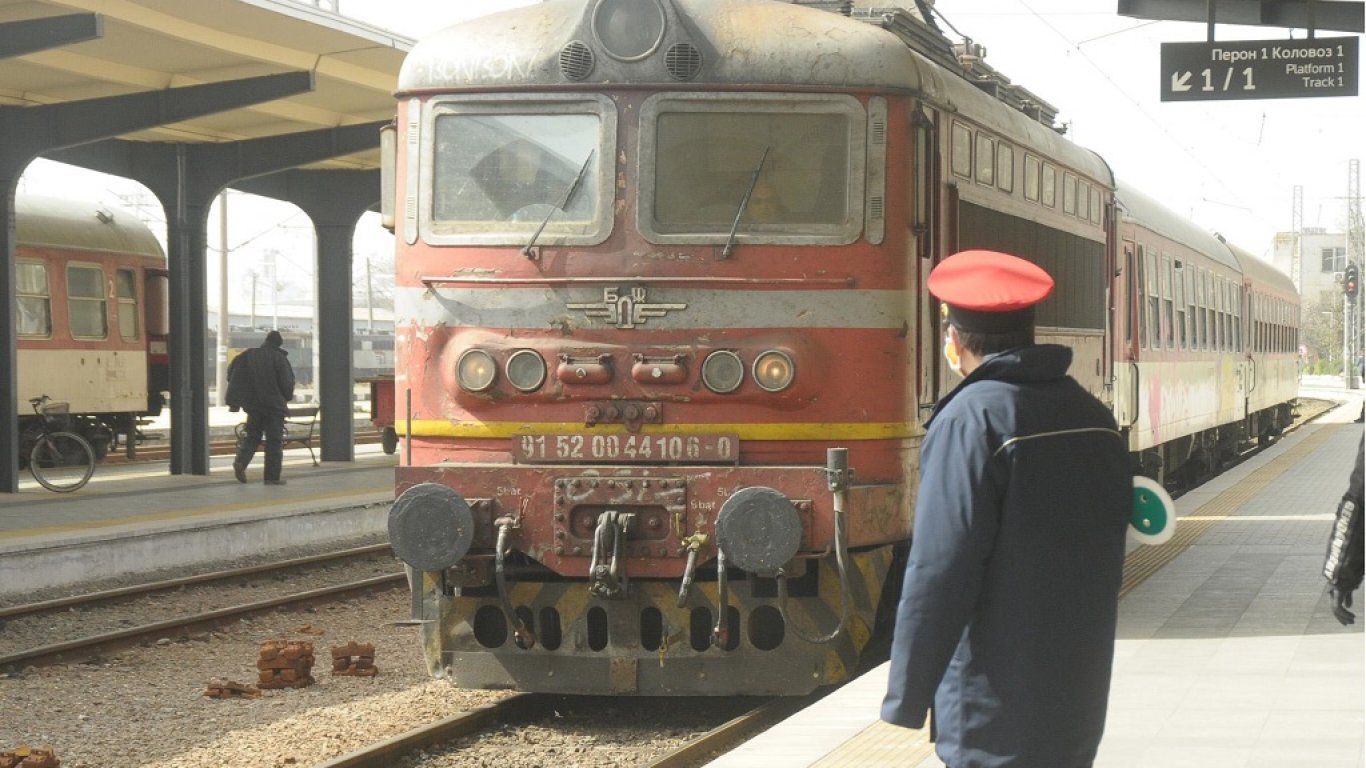 Отменени и закъснели влакове от Централна гара-София заради прекъсване на контактната мрежа