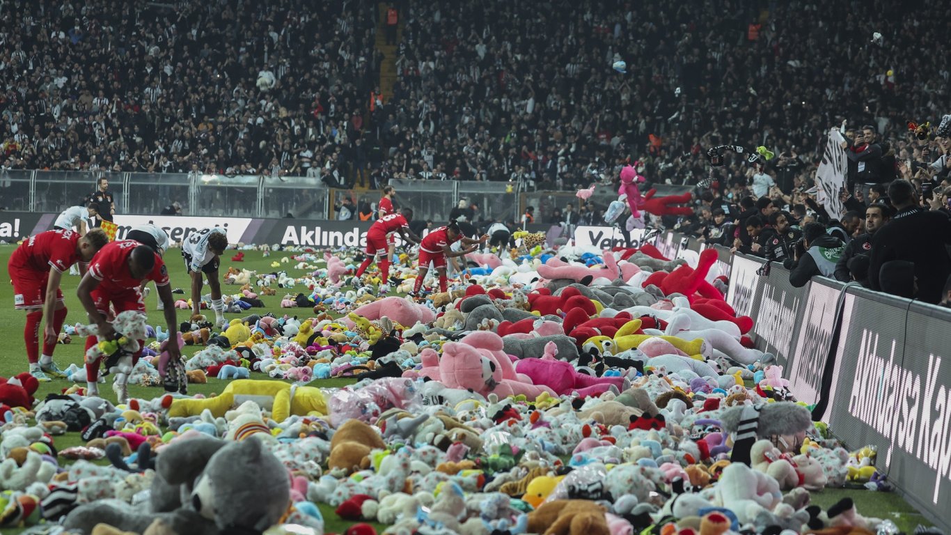 Със сълзи, гняв и обсипан с играчки терен, турският футбол се върна към живота