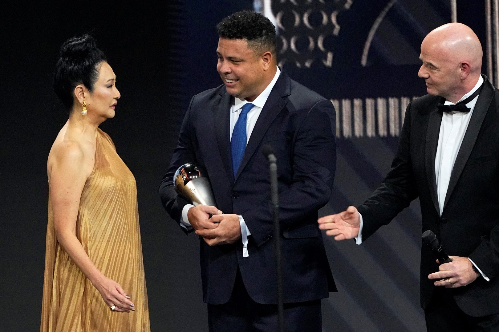 Феномена Роналдо връчва наградата за "Принос към футбола" на съпругата на Пеле - Марсиа Аоки