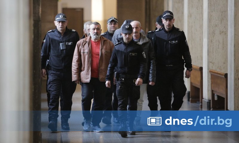 Четирима от шестимата обвиняеми за случая с камиона, в който