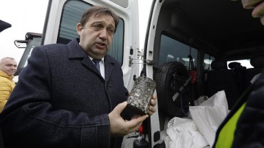 Една трета от заложения по проект асфалт който трябва да