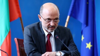 Здравният министър обаче призна че го обиждат твърденията че служебното