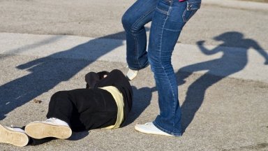 Тийнейджърка бие жестоко друго момиче в Пловдив, властите се самосезираха след видео в Мрежата